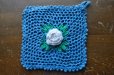 画像1: ドイツ・ヴィンテージ手編みの鍋つかみ/ブルー×白バラ (1)