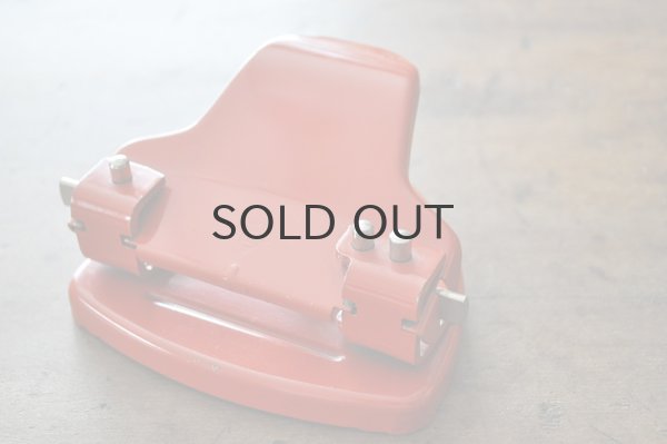 画像1: チェコ・チェコスロバキア時代 ヴィンテージ2つ穴パンチ/赤