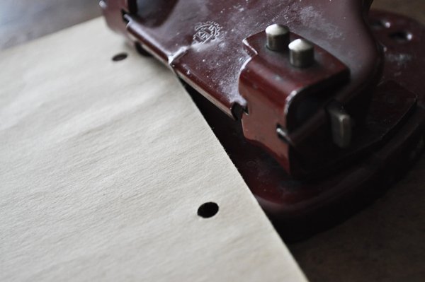 画像5: チェコ・チェコスロバキア時代 ヴィンテージ2つ穴パンチ/ワイン