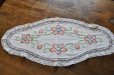 画像1: ドイツ・ヴィンテージ 刺繍のテーブルセンター／楕円／縁レース (1)