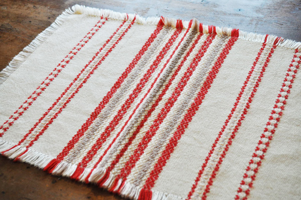 ドイツ・ヴィンテージ 織り柄模様のテーブルマット/アイボリー×朱赤