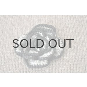 画像: ◆50%off◆チェコ・ハンドメイド手編みニットの花ブローチ/グレー×黒