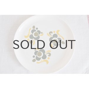 画像: ◆30%off◆フランス・アルコパル ミルクガラスのディナープレート/グリーン花