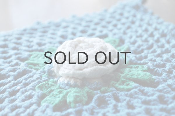 画像2: ドイツ・ヴィンテージ手編みの鍋つかみ/ブルー×白バラ