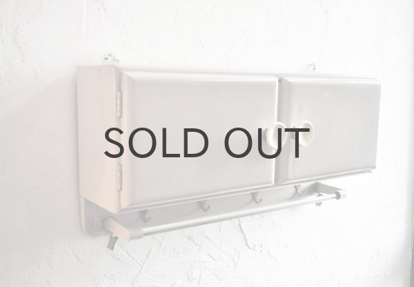 画像2: 【送料無料】ドイツ・ヴィンテージ フック付き壁掛け収納棚/薄グレーホワイト