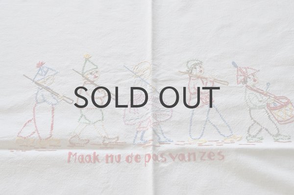 画像2: ドイツ・アンティーク刺繍のタペストリー壁掛け飾り/人々