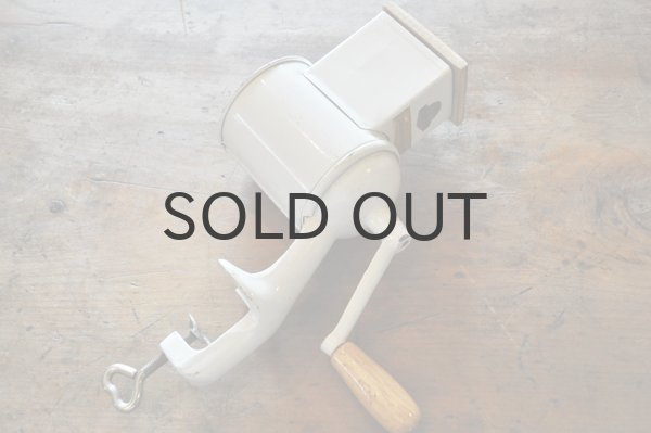 画像2: ドイツ・アンティーク チーズグレーター/ドラム回転式/ホワイト