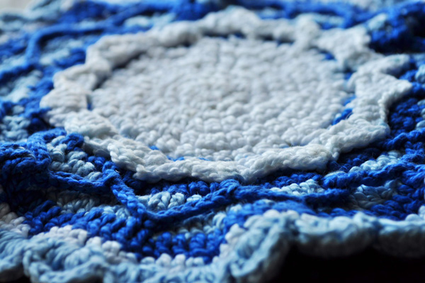 画像2: ドイツ・ヴィンテージ  手編みの鍋つかみorポットマット/ブルー/丸